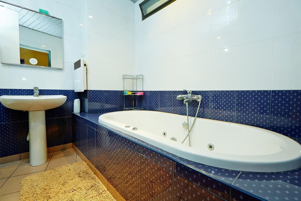 Apartment Deribasovskaya With Jacuzzi โอเดสซา ภายนอก รูปภาพ